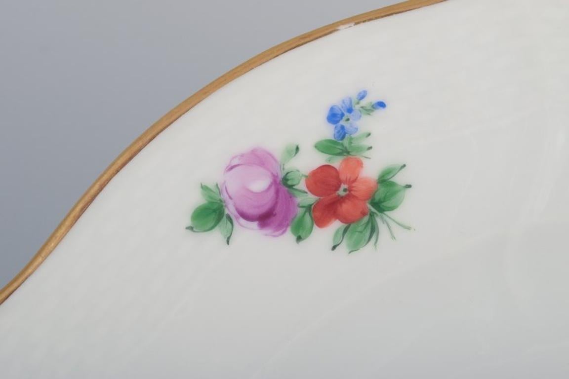 Flor Sajona de Royal Copenhagen. Tres platos llanos de porcelana. Pintado a mano en venta