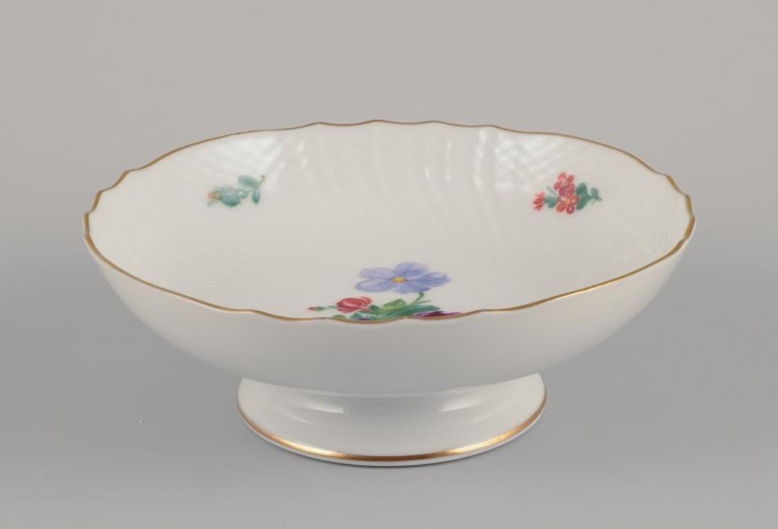 Royal Copenhagen Saxon Flower.
Two porcelain compotes.
Hand-painted with polychrome flower motifs.
Model number: 493/1532.
Approximately 1930.
In perfect condition with minimal signs of use.
Second factory quality.
Dimensions: D 17.5 cm x H 6.0 cm.