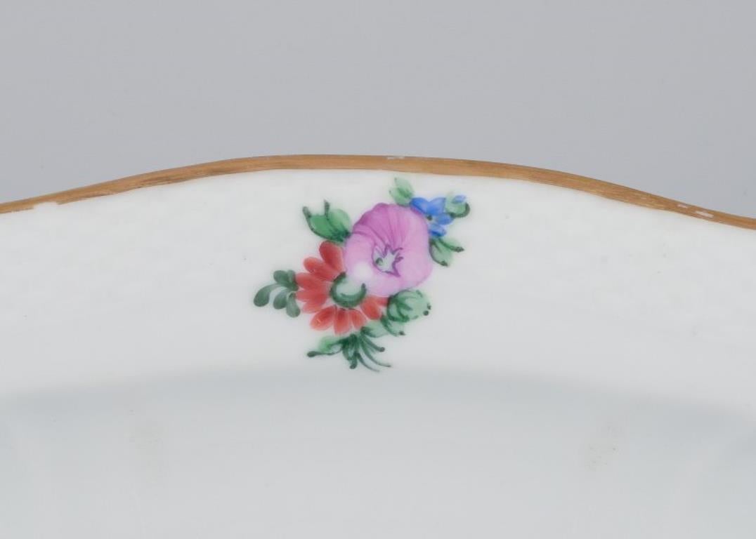 Royal Copenhagen Flor de Sajonia, fuente ovalada muy grande para servir.
Pintado a mano con motivos florales policromados, borde dorado.
Modelo 482/1559.
Principios del siglo XX.
Marcado.
Segunda calidad de fábrica.
En excelente estado, con mínimas