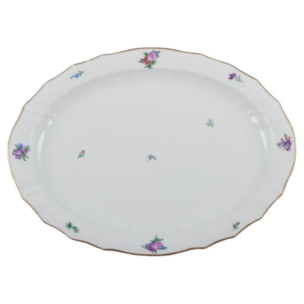 Royal Copenhagen Flor de Sajonia, fuente ovalada muy grande para servir. Principios del siglo XX
