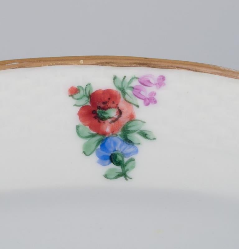 Royal Copenhagen Saxon Flower, très grand plat de service ovale.
Peint à la main avec des motifs floraux polychromes, bordé d'or.
Modèle 482/1559.
Début des années 1900.
Estampillé.
Deuxième qualité d'usine.
En excellent état avec des signes minimes
