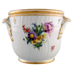 Royal Copenhagen Saxon Blumen-Weinkühler aus handbemaltem Porzellan