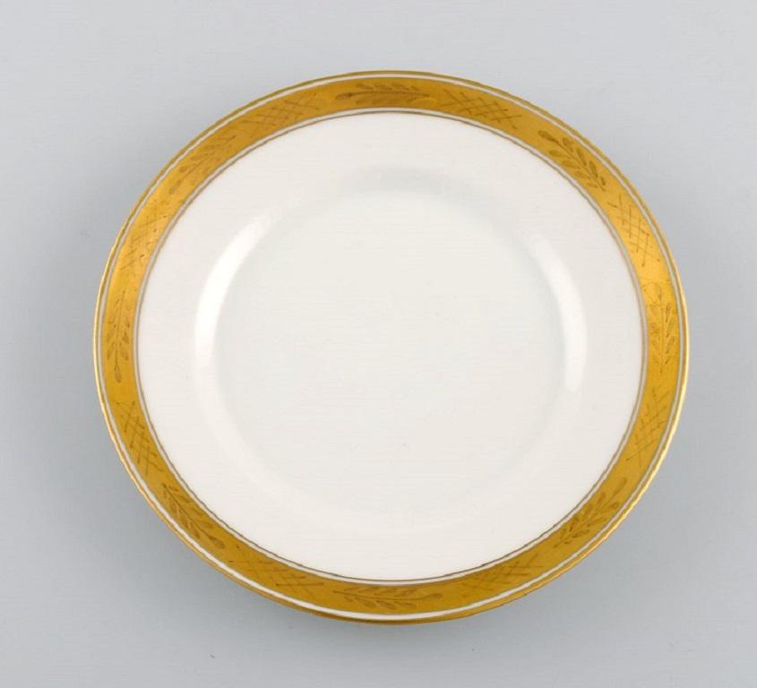Royal Copenhagen service no. 607. 
11 porcelain cake plates. Gold border with foliage. Model number 607/9588. 
Dated 1944.
Diameter: 16 cm.
In excellent condition.
Stamped.
1st factory quality.