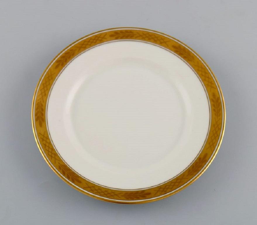 Royal Copenhagen service no. 607. 
15 cake plates in porcelain. 
Gold border with foliage. 1960s. Model number 607/9588.
Diameter: 16 cm.
In excellent condition.
Stamped.
1st factory quality.