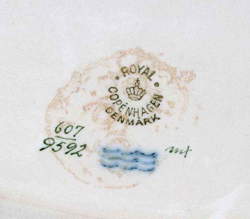 Royal Copenhagen Service No. 607, Colossal Serving Dish in Porcelain For Sale 1