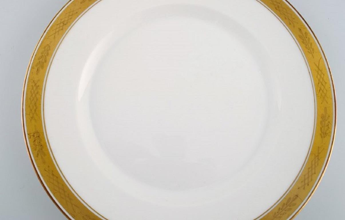 Danish Royal Copenhagen Service No. 607, Eight Porcelain Dinner Plates For Sale