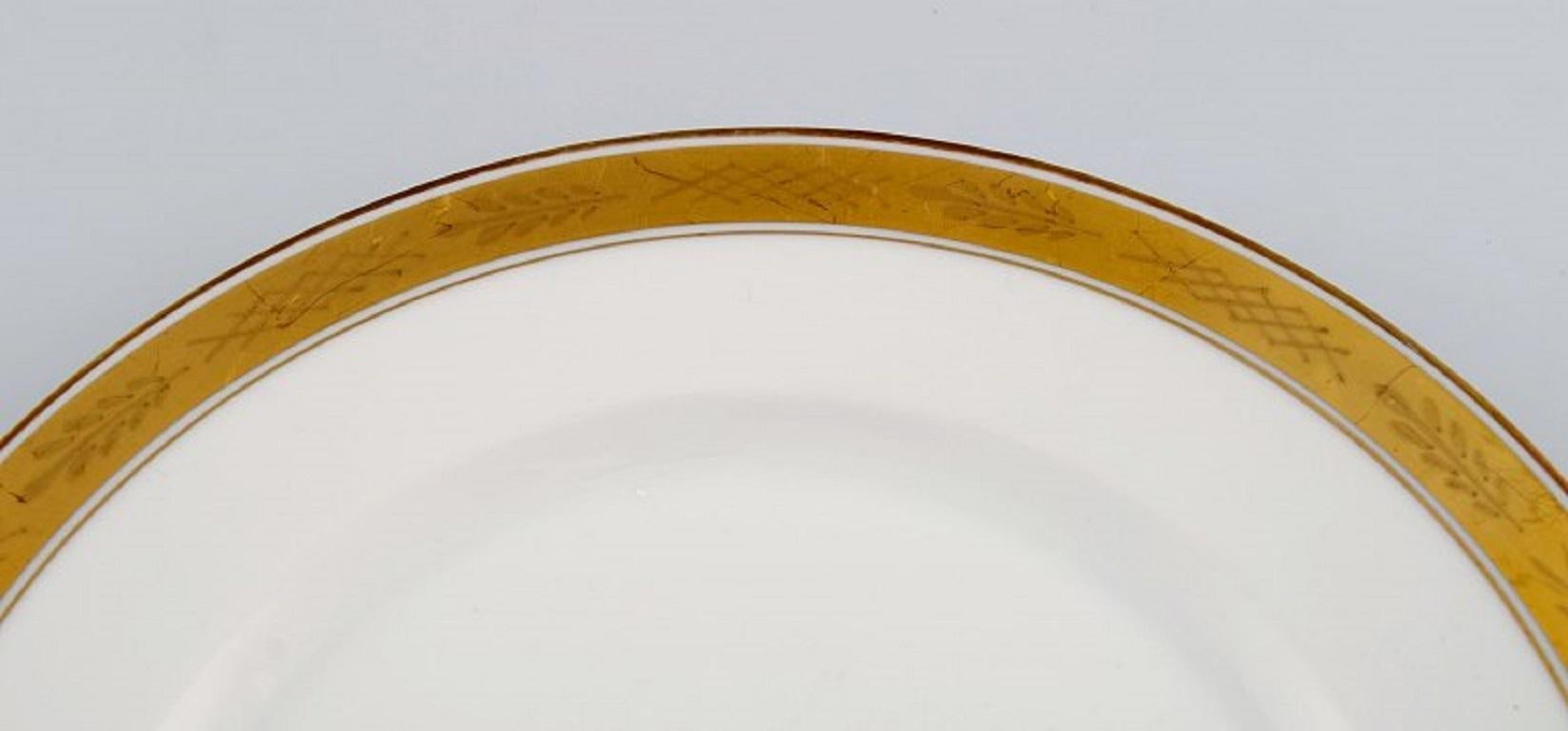 Mid-20th Century Royal Copenhagen Service No. 607, Eight Porcelain Dinner Plates For Sale