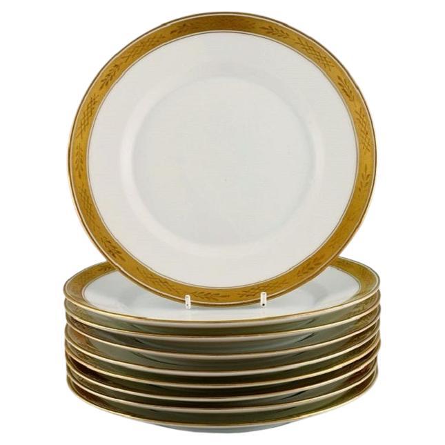 Royal Copenhagen Service n° 607. Neuf assiettes de déjeuner en porcelaine, datées de 1946