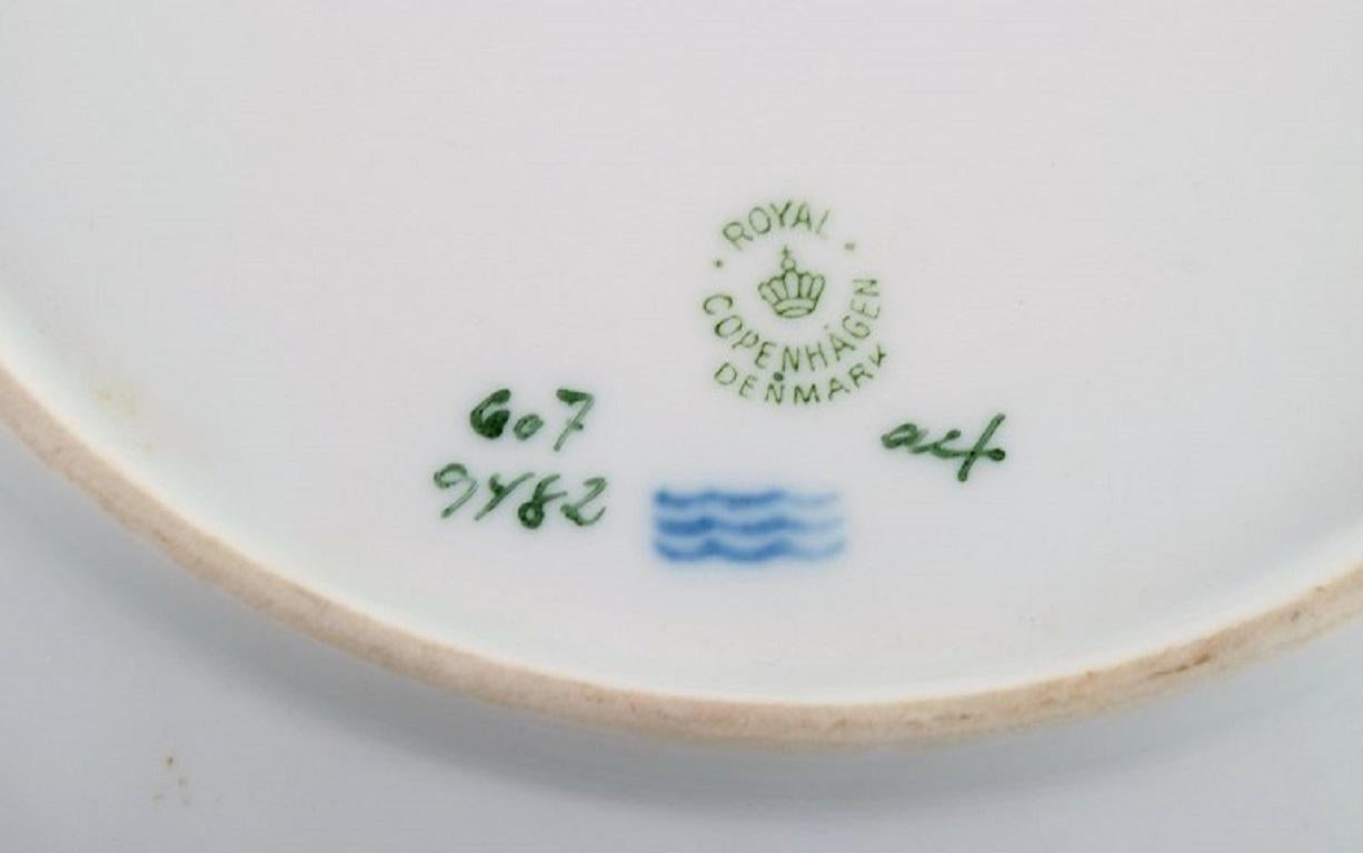Mid-20th Century Royal Copenhagen Service No. 607. Round Porcelain Serving Dish For Sale