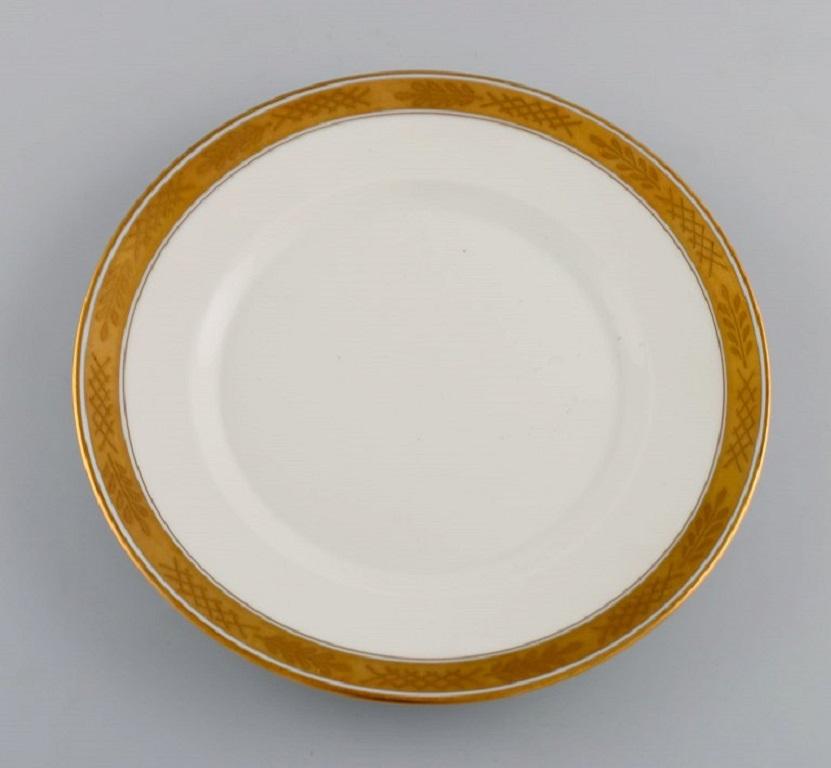 Royal Copenhagen service no. 607. Six porcelain lunch plates. 
Gold border with foliage. Model number 607/9589. 
Dated 1960s.
Diameter: 22 cm.
In excellent condition.
Stamped.
1st factory quality.
