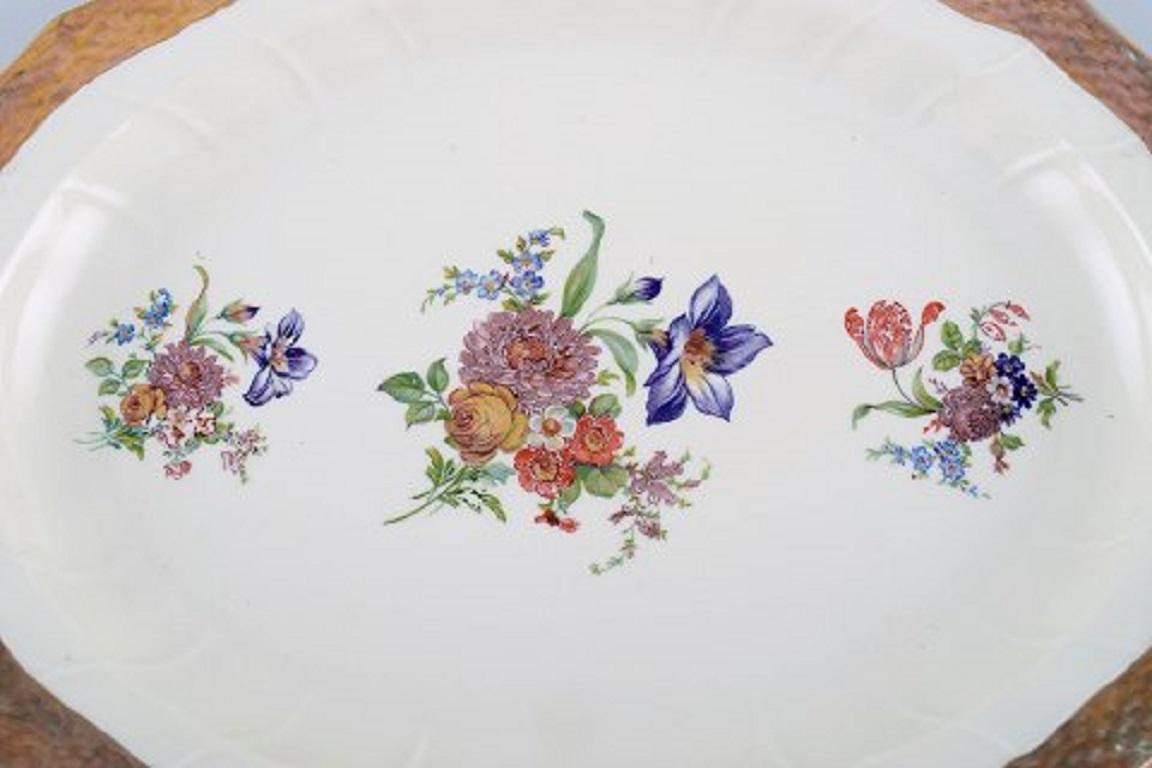 Royal Copenhagen serving dish in porcelain with floral motifs and gold border, mid-20th century.
Measures: 36 x 28 x 4 cm.
In good condition with signs of use on flowers and gold border.
Stamped.
2nd factory quality.