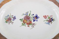 Plat de service Royal Copenhagen en porcelaine avec motifs floraux et bordure dorée