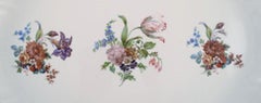 Plat de service Royal Copenhagen avec motifs floraux et bordure dorée