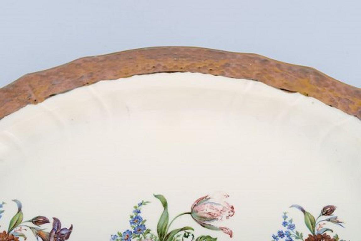 Plato para servir Royal Copenhagen de porcelana con motivos florales y borde dorado Danés en venta