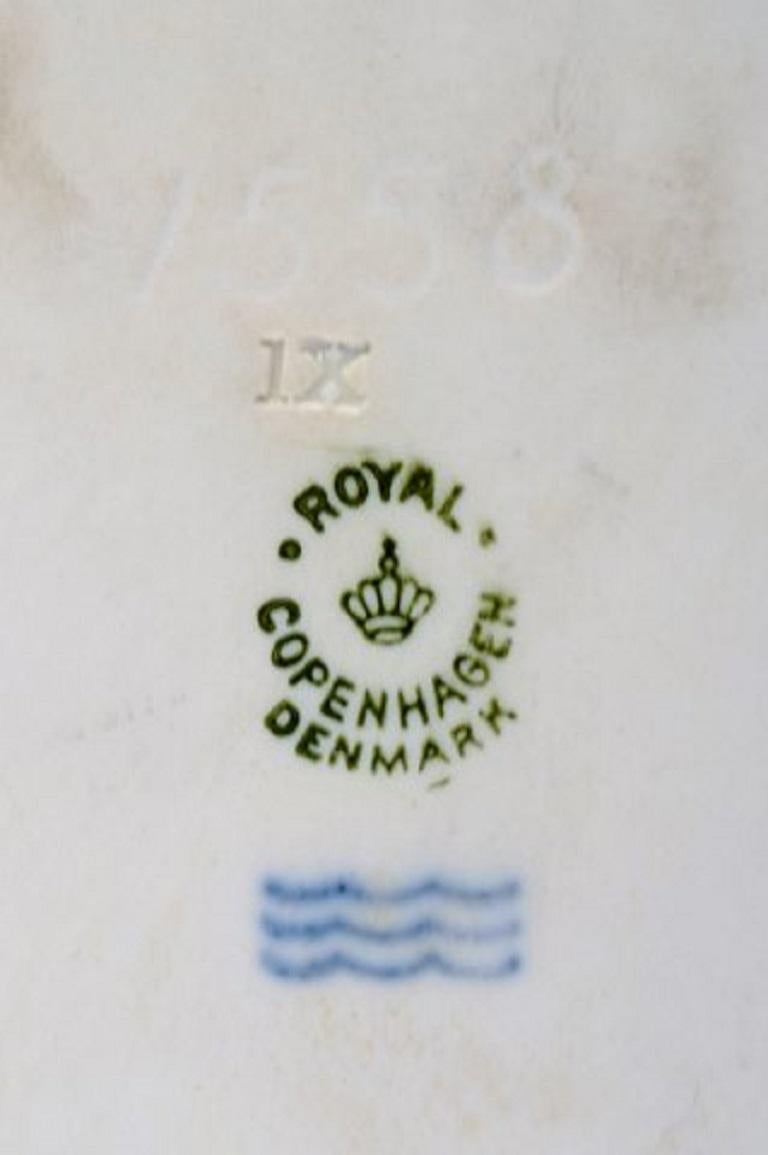 Plato para servir Royal Copenhagen de porcelana con motivos florales y borde dorado siglo XX en venta