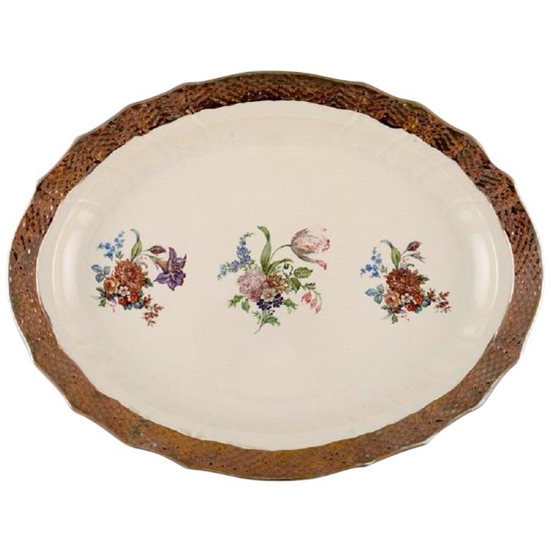 Plat de service Royal Copenhagen avec motifs floraux et bordure dorée