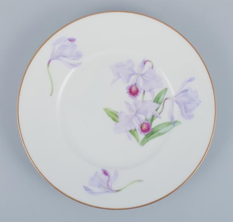 Royal Copenhagen, a set of five Art Nouveau plates hand-painted with lilies and gold trim. A rare pattern.
Model number: 72/10519.
Approximately from 1910.
In beautiful condition.
First factory quality.
Marked.
Size: Diameter 25.0 cm.