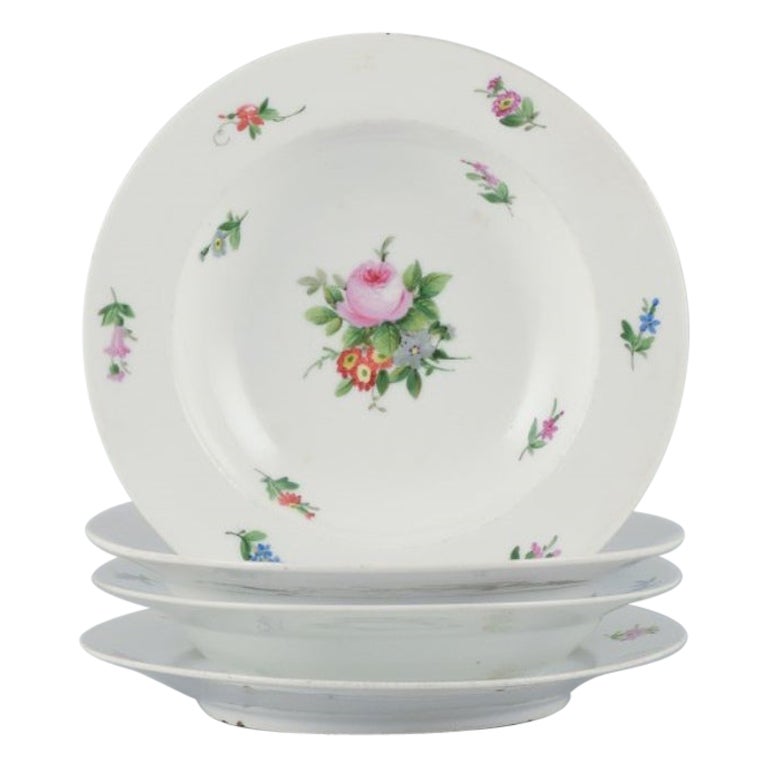 Royal Copenhagen, Satz von vier seltenen und antiken sächsischen Blumenporzellantellern.