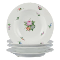 Royal Copenhagen, Satz von vier seltenen und antiken sächsischen Blumenporzellantellern.