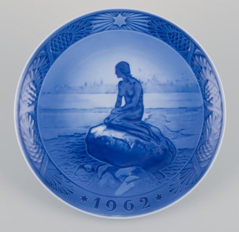 Royal Copenhagen, a set of seven Christmas plates.
Years: 1962-1966, 1968, and 1969.
Marked.
In perfect condition.
First factory quality. The plate from 1964 is fourth factory quality.
Dimensions: Diameter 18.5 cm.