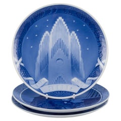Royal Copenhagen, ensemble de trois assiettes de Noël. Années : 1925, 1927 et 1929.