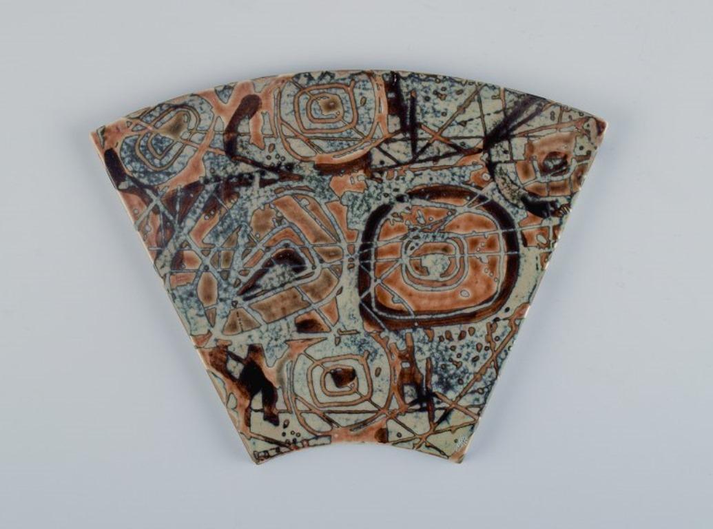 Royal Copenhagen, six carreaux de faïence de Baca avec une glaçure à motifs dans les couleurs brun, bleu, vert et sable.
Modèle 869/3811.
1970s.
En parfait état.
Marqué.
Première qualité d'usine.
Dimensions : H 14,5 x L 19,5 cm : H 14,5 x L 19,5 cm.