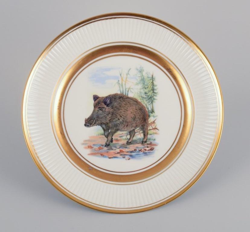 Royal Copenhagen, six Fauna Danica style dinner plates hand-painted with animal motifs.
Decorated with gold rim.
1960s.
In excellent condition with signs of use.
Third factory quality.
Marked.
Dimensions: D 25.0 cm.