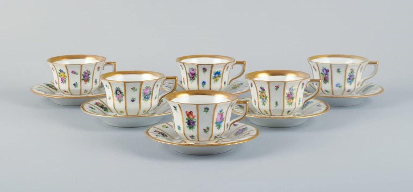 Royal Copenhagen, six Henriette mocha cups and saucers hand-painted with flowers and gold decoration.
Model: 444/8562
Approx. 1930.
First factory quality.
In excellent condition.
Marked.
Cup: D 7.7 cm. (without handle) x H 5.2 cm.
Saucer: D 12.2 cm.