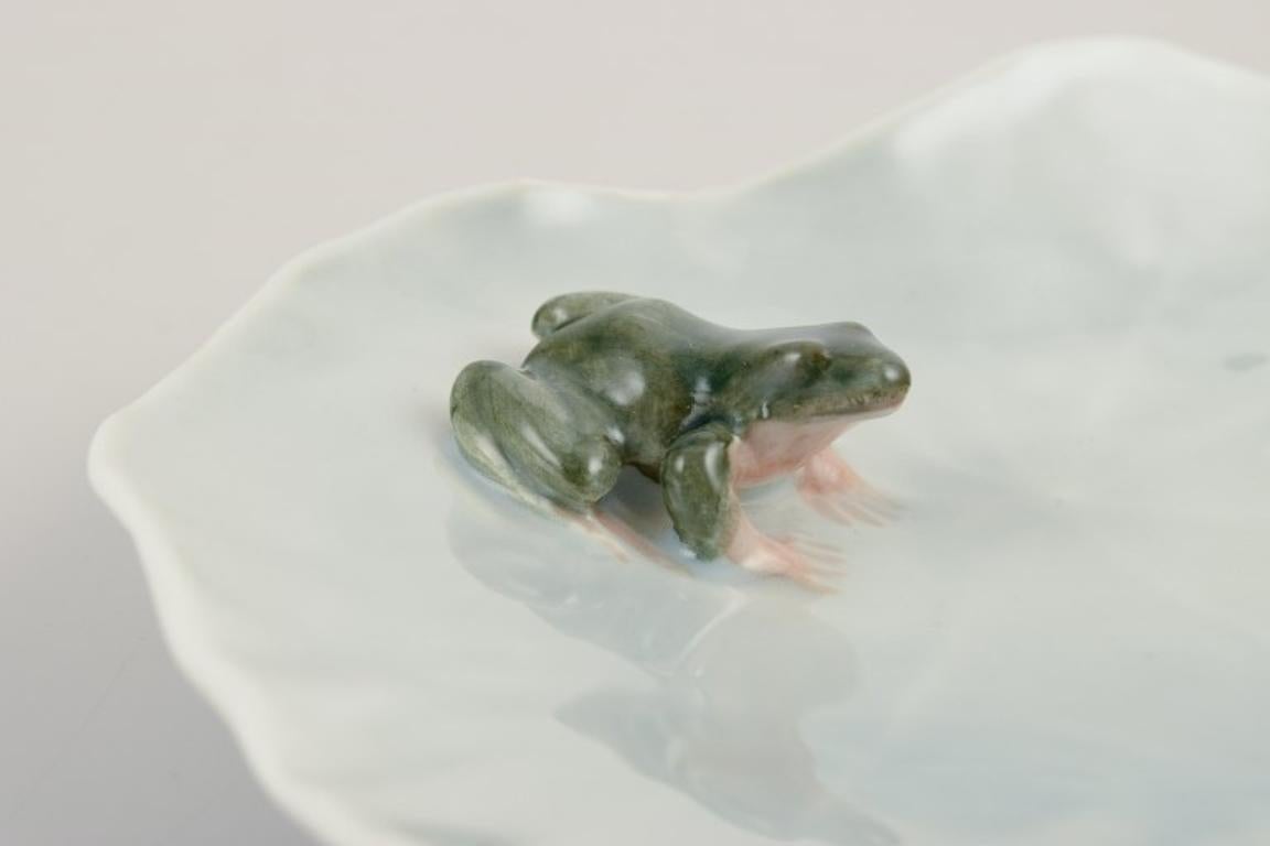 Royal Copenhagen, pequeño plato Art Nouveau con rana. 1969-1974. Danés en venta