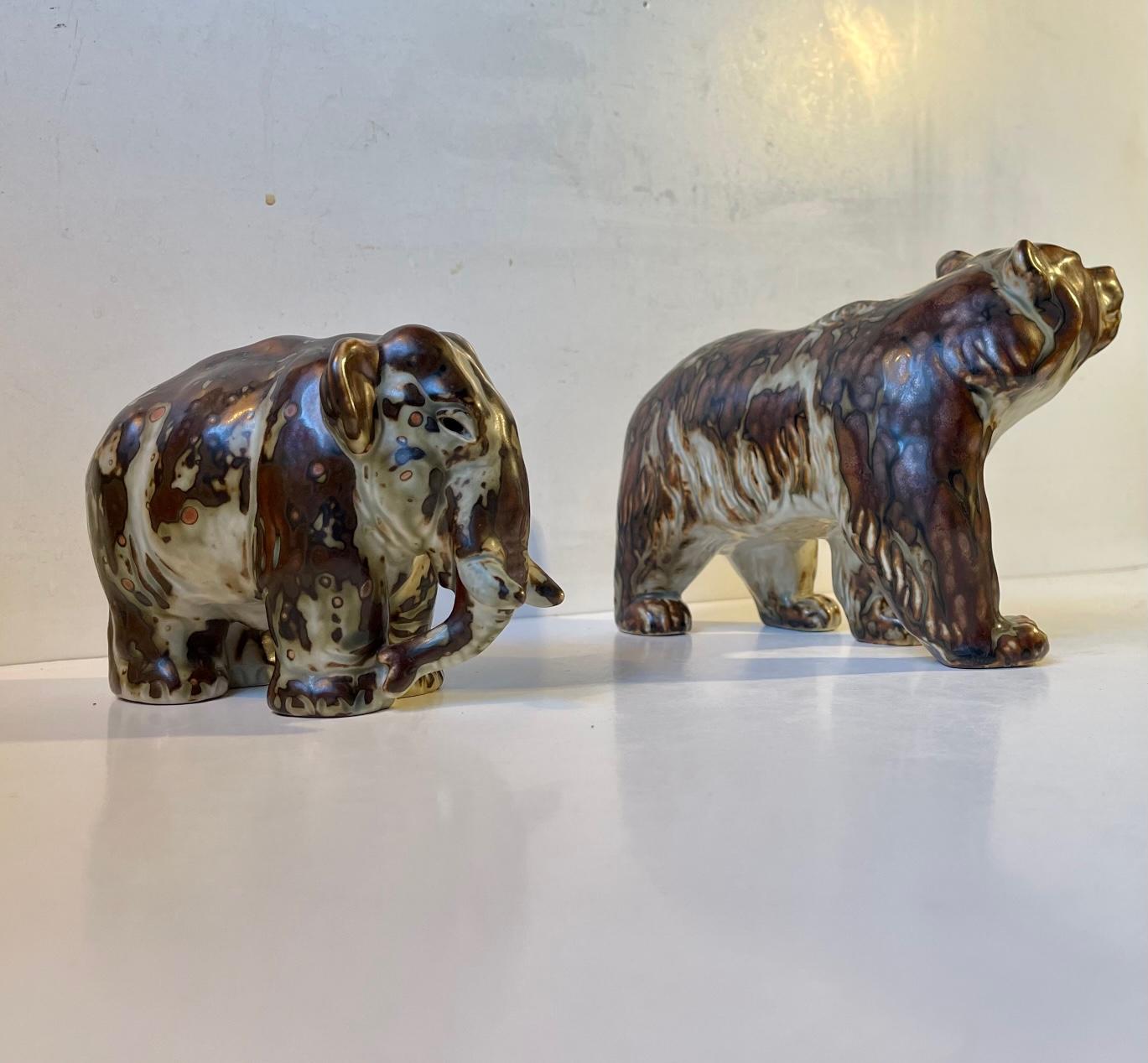 Questa serie di elefanti/mammut, orsi, cervi, ecc. è stata disegnata dal ceramista danese Knud Kyhn (KK) nel lontano 1929-36. Ispirate agli smalti Sung applicati negli am designs di Axel Salto e Bode Willumsen, queste statuette naturalistiche erano