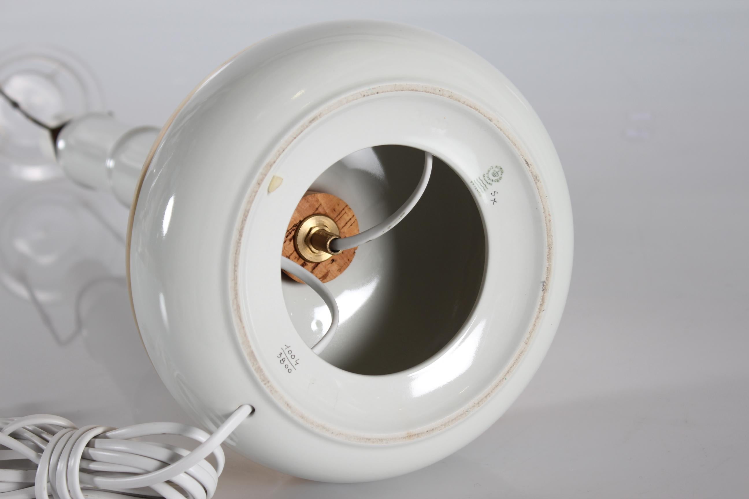 Céramique Lampe de table Royal Copenhagen 1004/3800 avec glaçure blanche et dorée Danemark années 1970 en vente