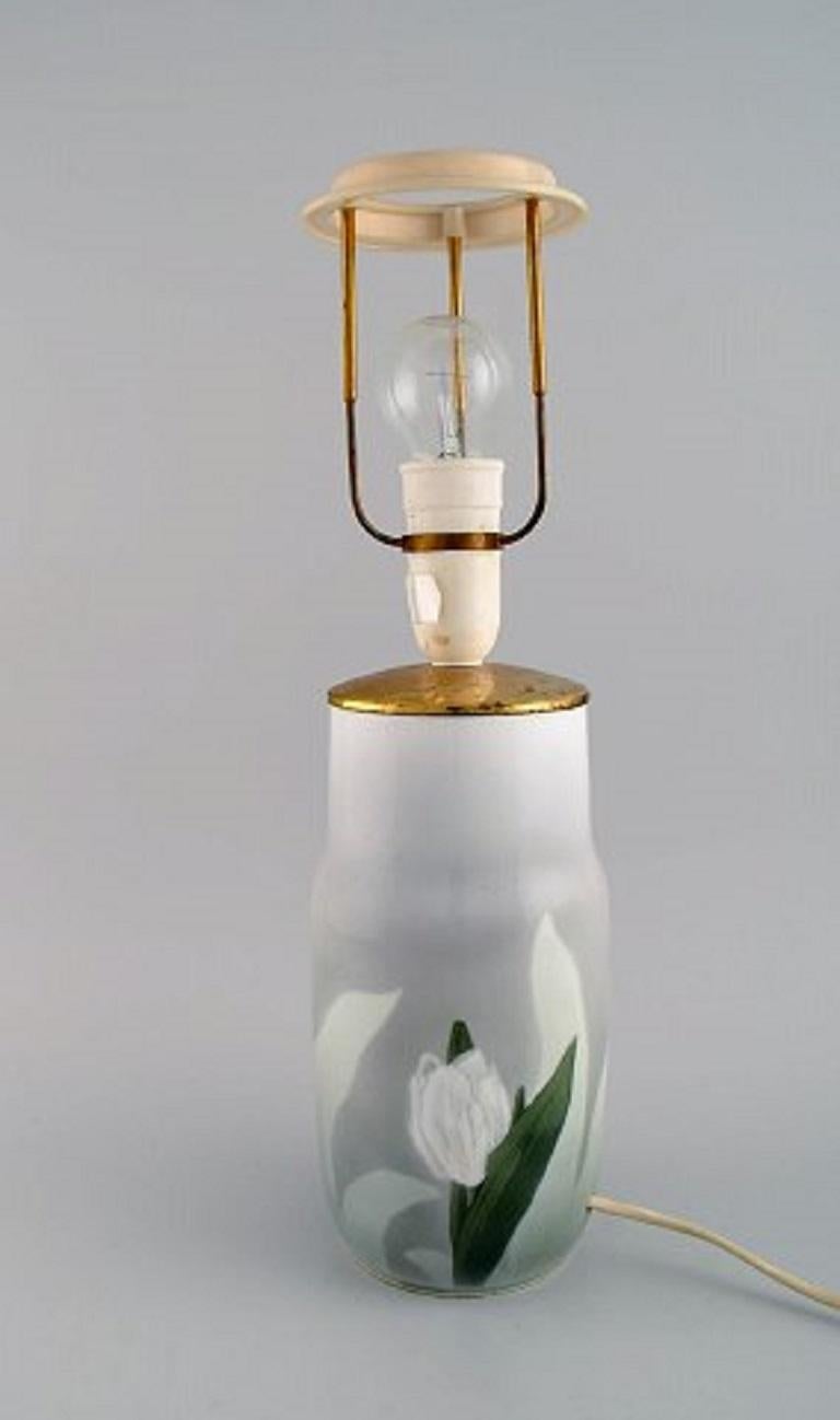 Royal Copenhagen Tischlampe aus handbemaltem Porzellan mit floralen Motiven, 1920er Jahre.
Maße: 23.5 x 13 cm (ab Fassung).
In ausgezeichnetem Zustand.
Gestempelt.