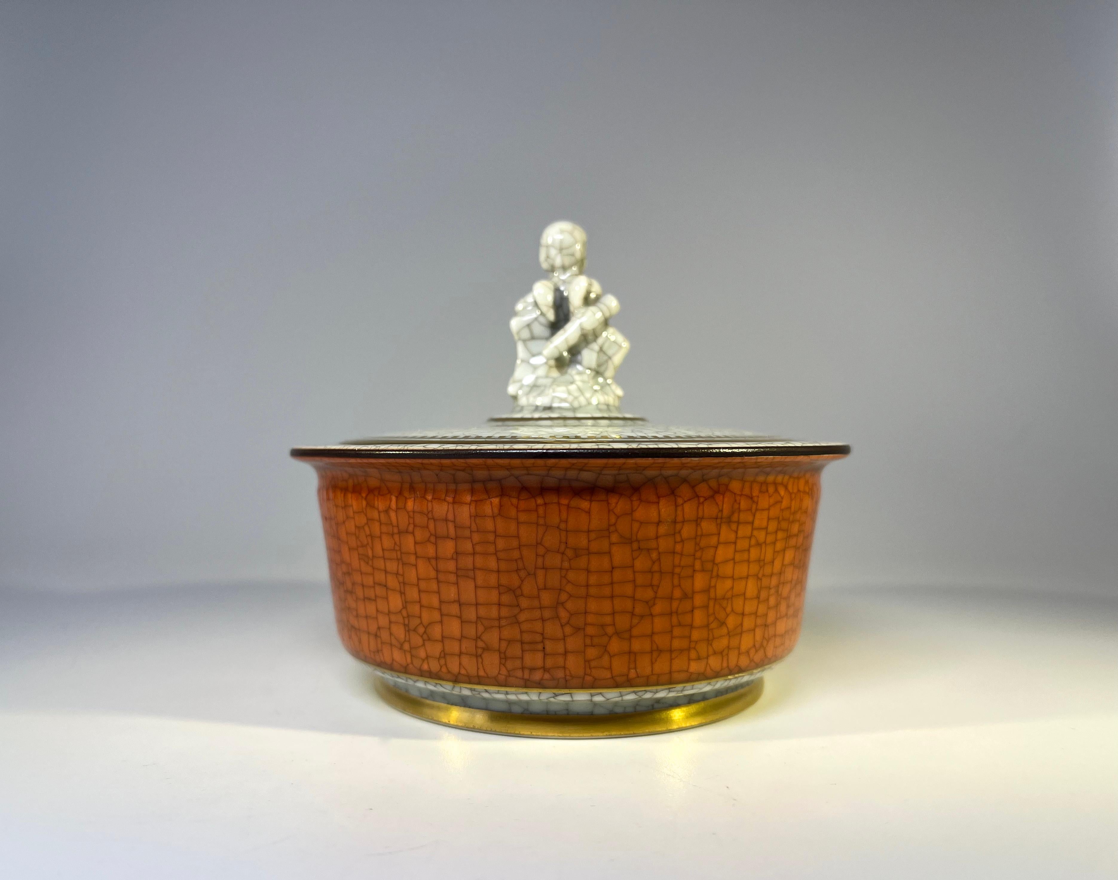 Art déco Pot à couvercle à couvercle figuratif Cupidon en terre cuite et craquelure dorée Royal Copenhagen n° 2936 en vente