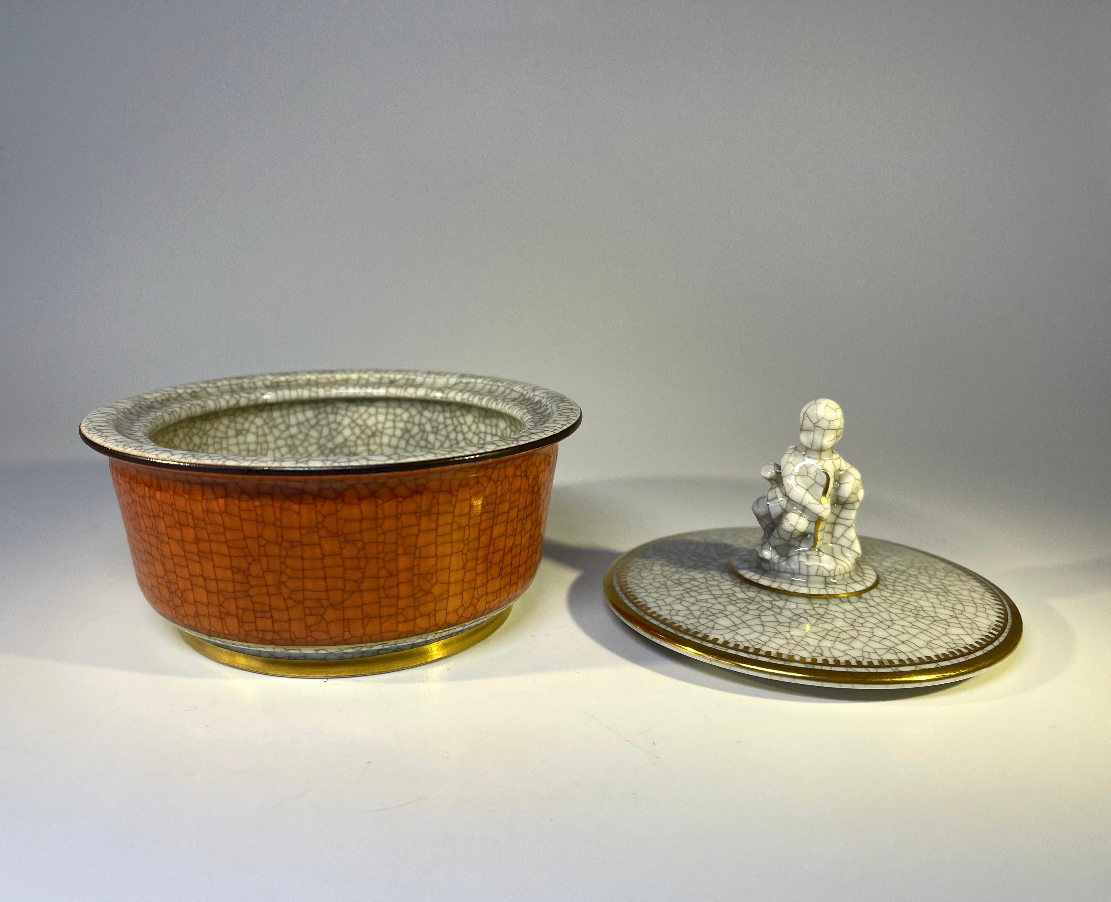 Danois Pot à couvercle à couvercle figuratif Cupidon en terre cuite et craquelure dorée Royal Copenhagen n° 2936 en vente