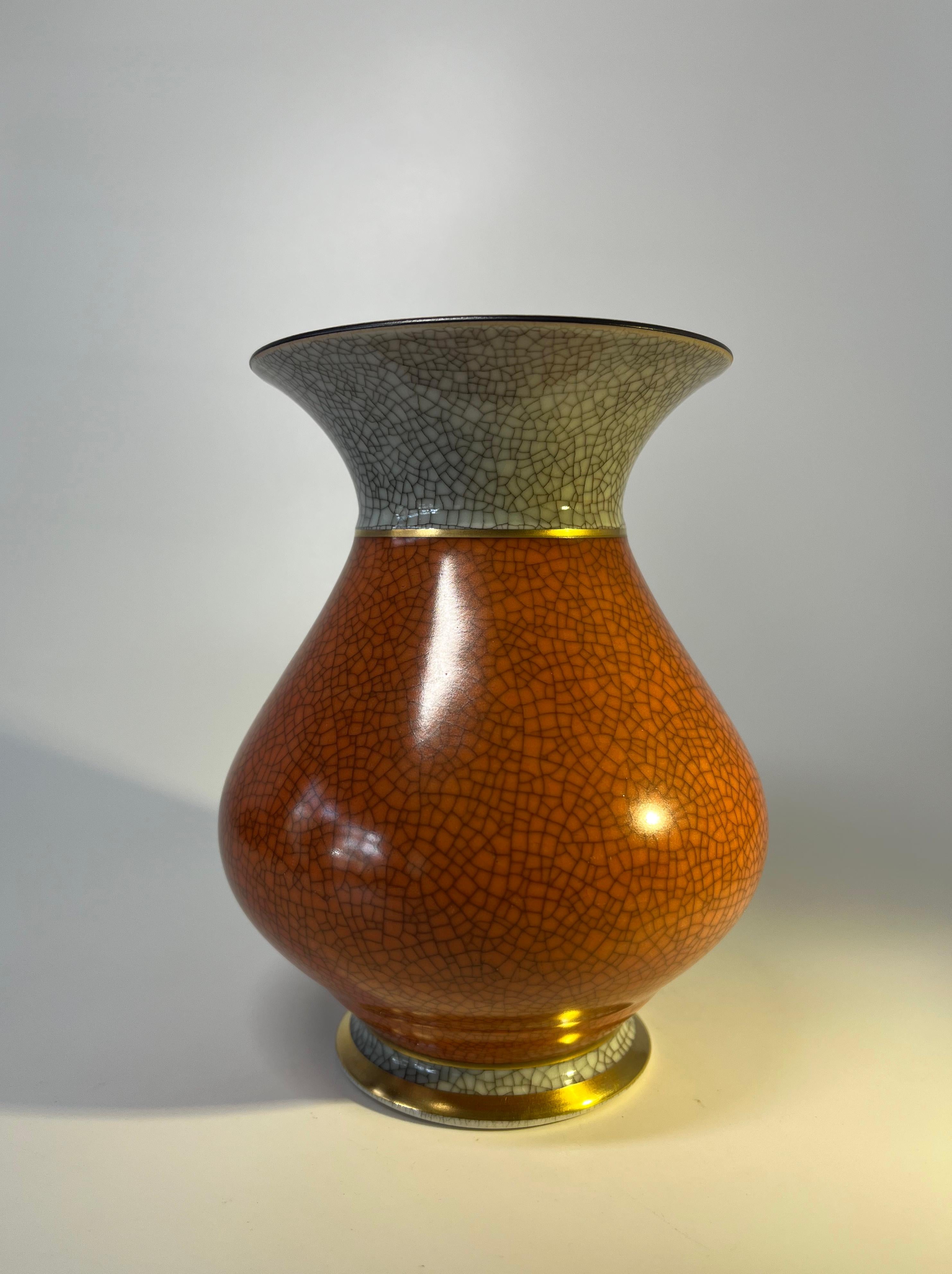 Royal Copenhagen Vaso in terracotta smaltata, decorazione dorata #3060 In condizioni ottime in vendita a Rothley, Leicestershire