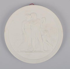 Royal Copenhagen. Trois assiettes biscuit avec motifs de Bertil Thorvaldesen.