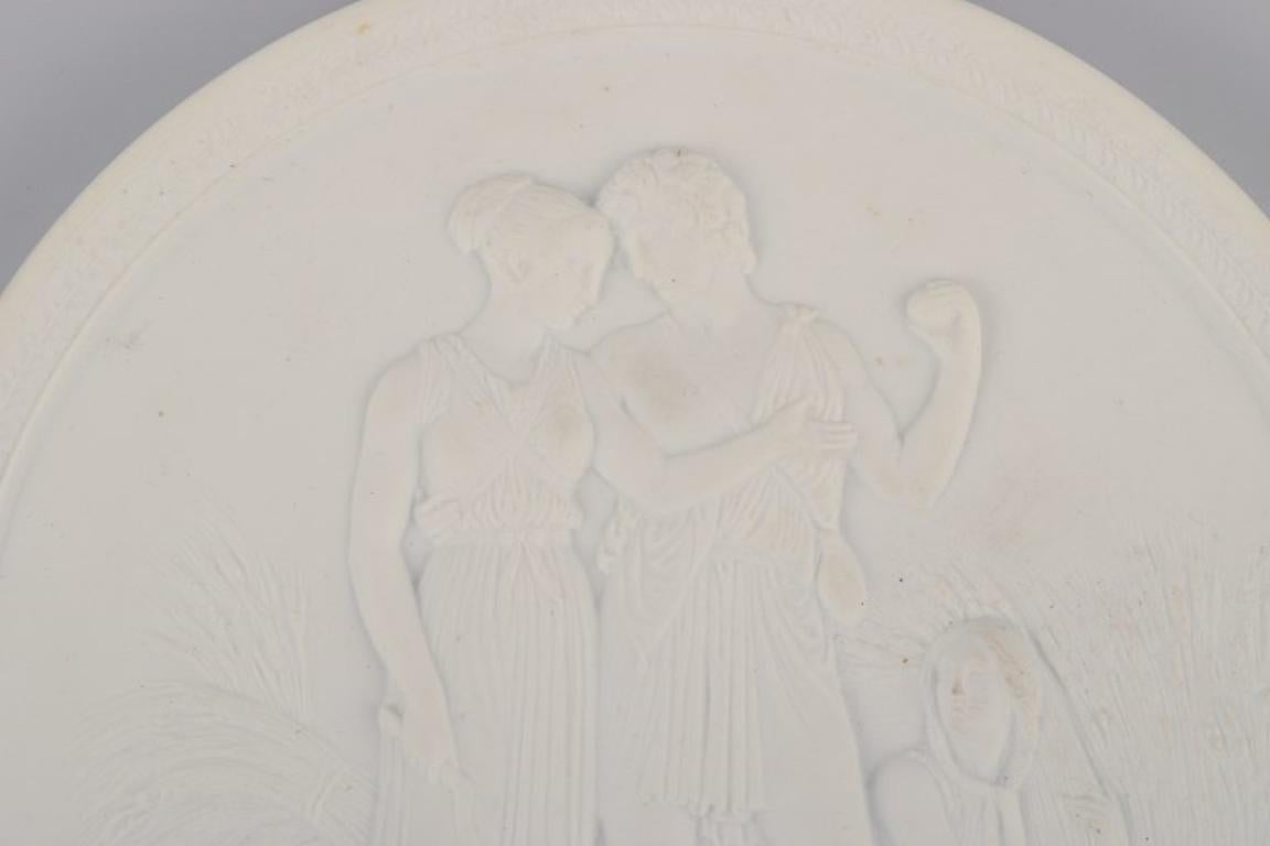 Königliches Kopenhagen. Drei Biskuitteller mit Motiven von Bertil Thorvaldesen. (Neoklassisch) im Angebot