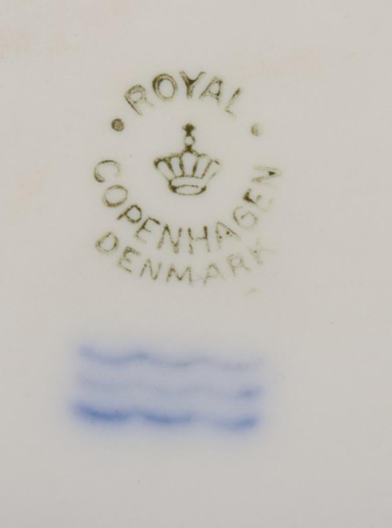 Königliches Kopenhagen. Drei Biskuitteller mit Motiven von Bertil Thorvaldesen. (Dänisch) im Angebot