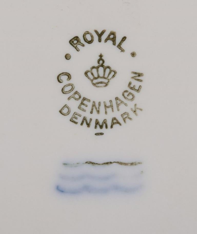 Königliches Kopenhagen. Drei Biskuitteller mit Motiven von Bertil Thorvaldesen. (20. Jahrhundert) im Angebot