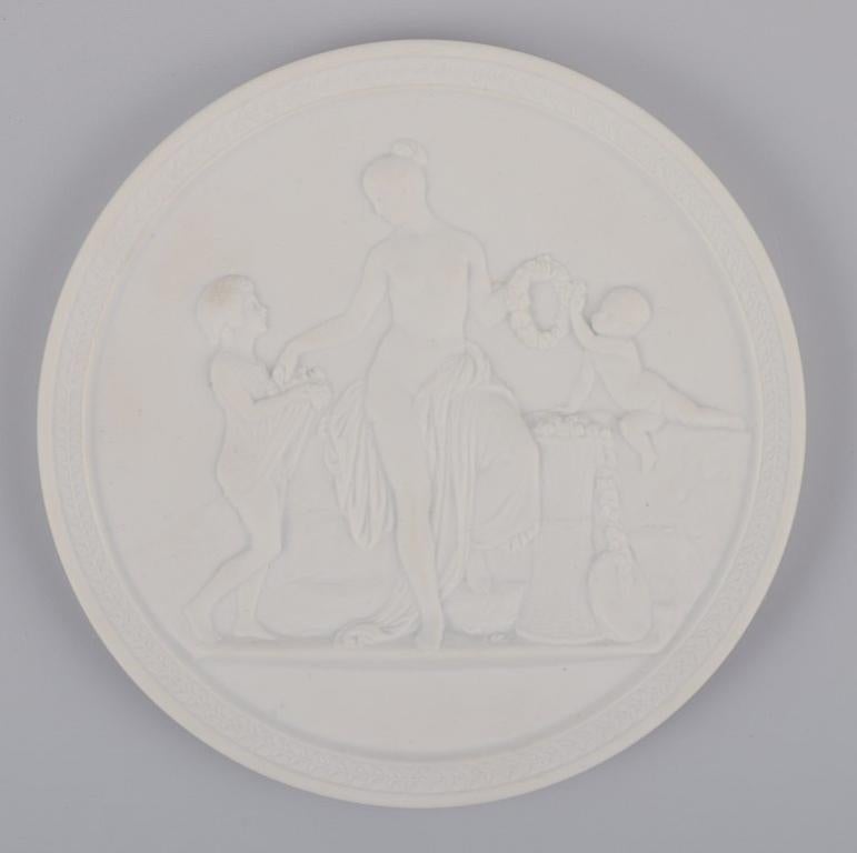 Königliches Kopenhagen. Drei Biskuitteller mit Motiven von Bertil Thorvaldesen. (Keramik) im Angebot