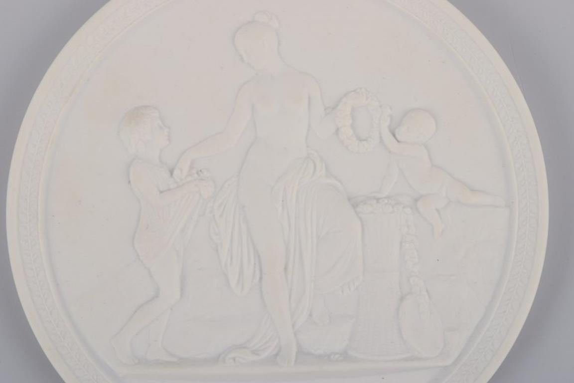 Königliches Kopenhagen. Drei Biskuitteller mit Motiven von Bertil Thorvaldesen. im Angebot 1