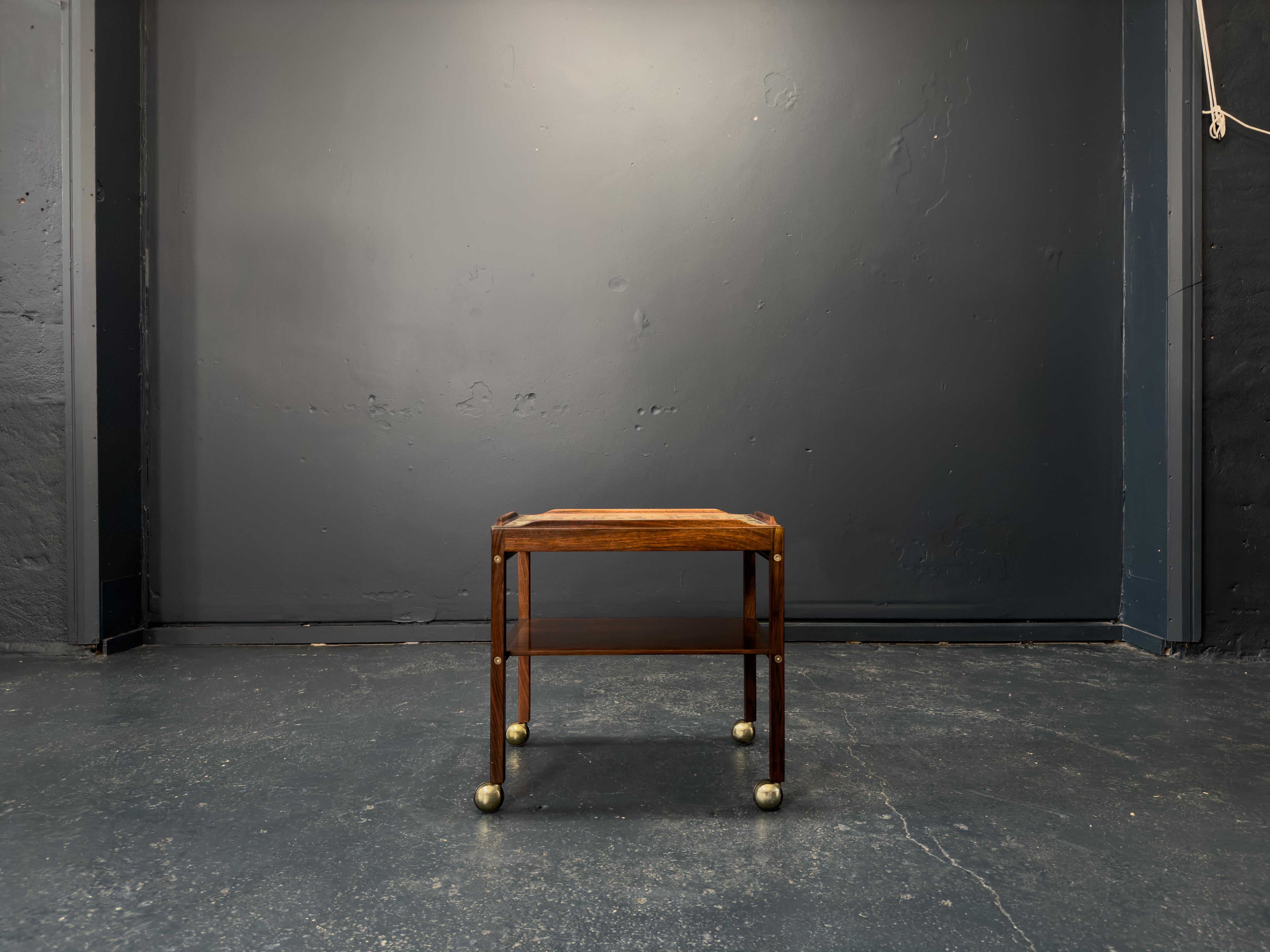 Créée par le designer Severin Hansen pour la manufacture danoise Haslev, cette incroyable pièce est merveilleusement unique. Fabriqué en bois dur, le cadre épuré et élégant donne une impression de discrétion à cette pièce, mais grâce à son