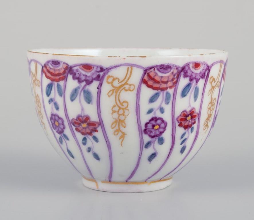 Royal Copenhagen. « Tasse basse turque » en porcelaine peinte à la main. 
Qualité musée.
Fin du 18e siècle.
En parfait état.
Marqué.
Première qualité d'usine.
Dimensions : 6,5 x 4 cm : 6,5 x 4 cm.
Des coupes similaires se trouvent à la Collection S,