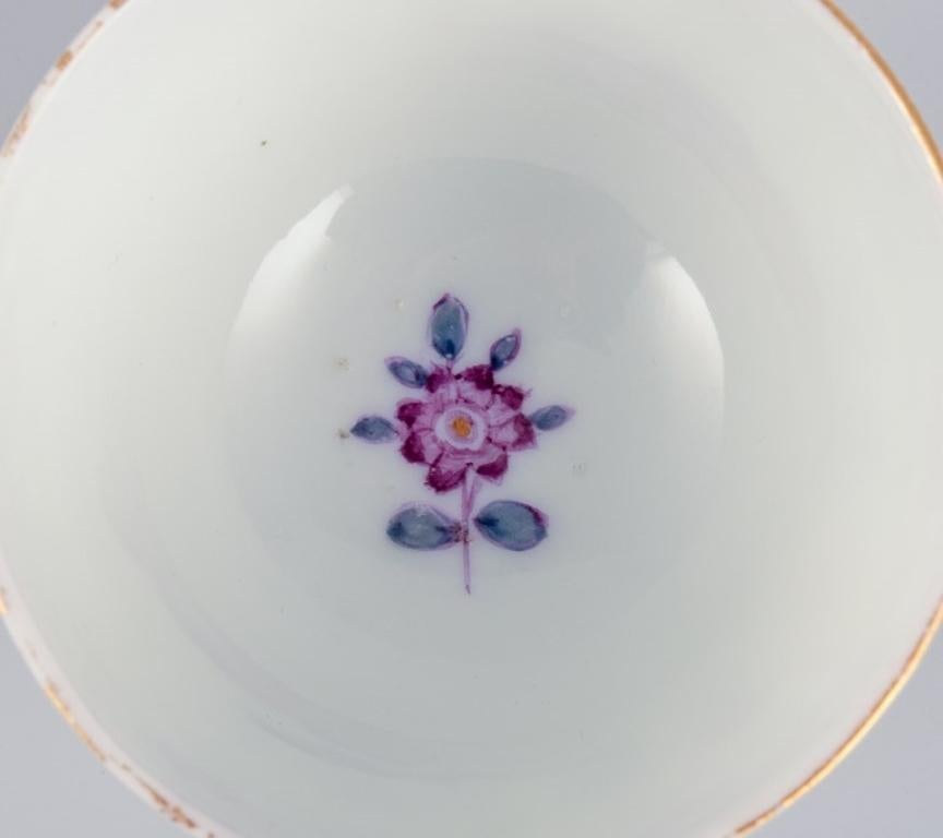 Peint à la main Royal Copenhagen. « Tasse basse turque » en porcelaine peinte à la main. A.I.C., fin du XVIIIe siècle. en vente