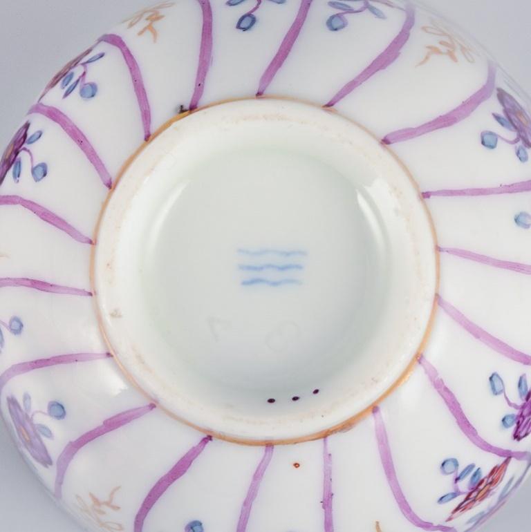Porcelaine Royal Copenhagen. « Tasse basse turque » en porcelaine peinte à la main. Qualité des musées en vente