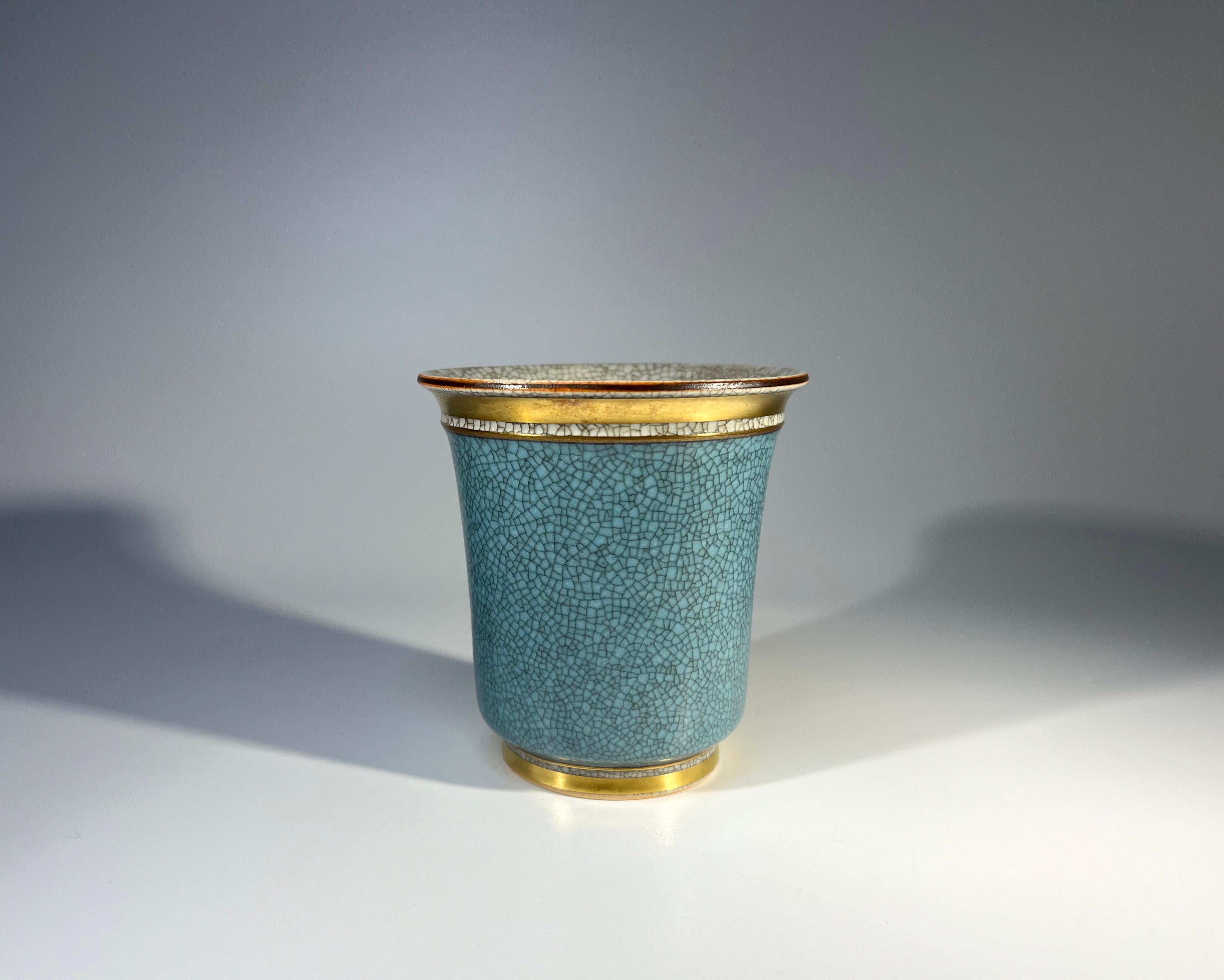 Thorkild Olsen per Royal Copenhagen, Danimarca, vaso tumbler in porcellana con smalto crackle
Smalto crepla turchese con bande dorate. Interni in cracking grigio pallido
Circa 1963
Timbrato e numerato 3491
Altezza 3,5 pollici, diametro 3 pollici
In