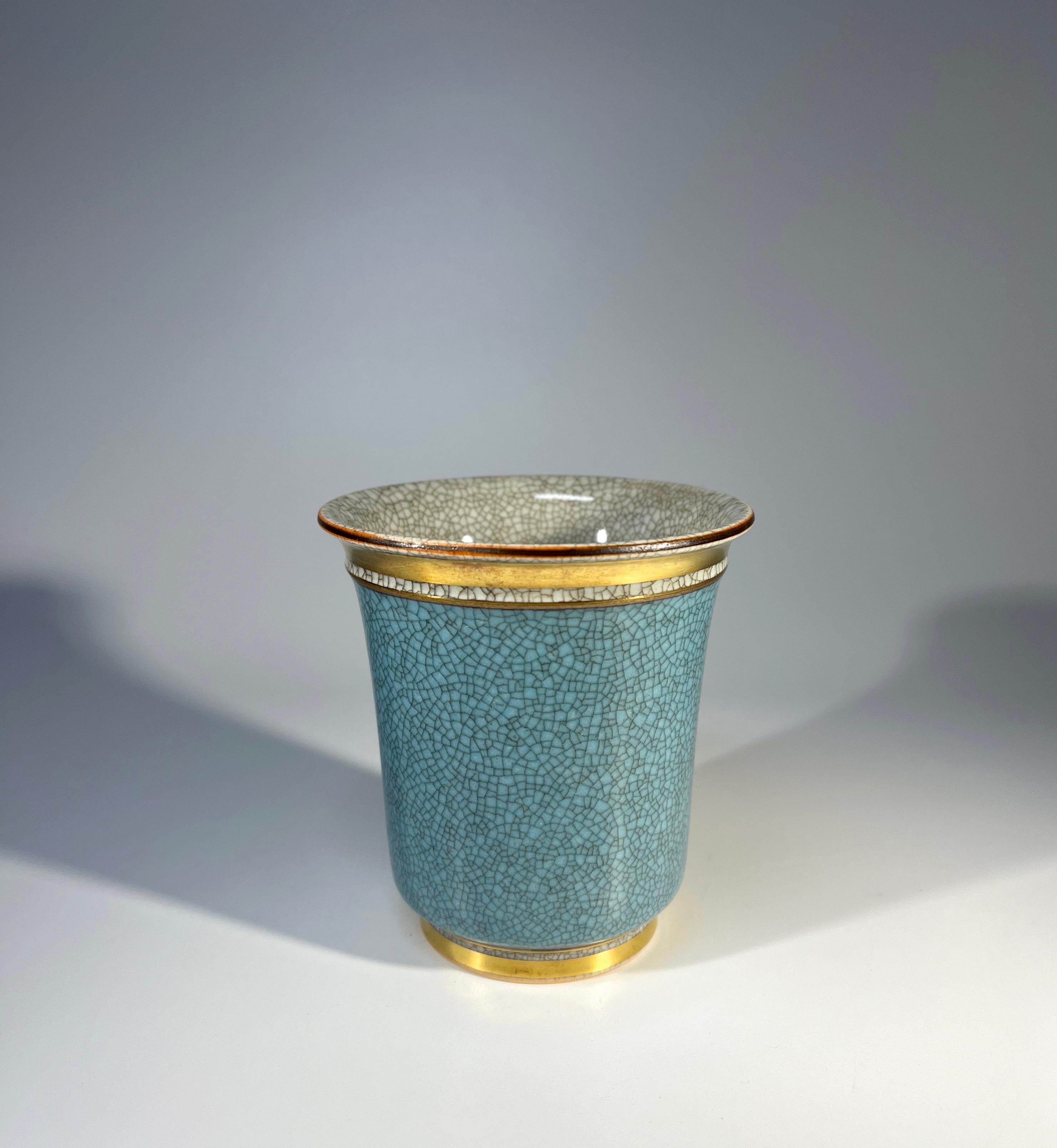 Smaltato Tumbler di Royal Copenhagen in smalto craquelé turchese con decorazioni dorate #3491 in vendita