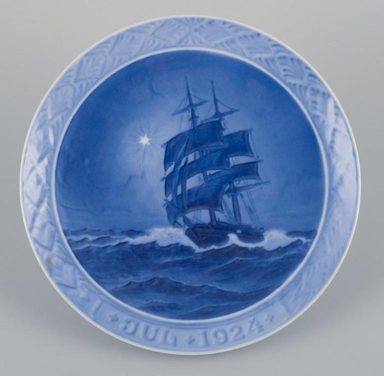 Early 20th Century Royal Copenhagen, two Christmas plates. Years: 1921 and 1924. For Sale