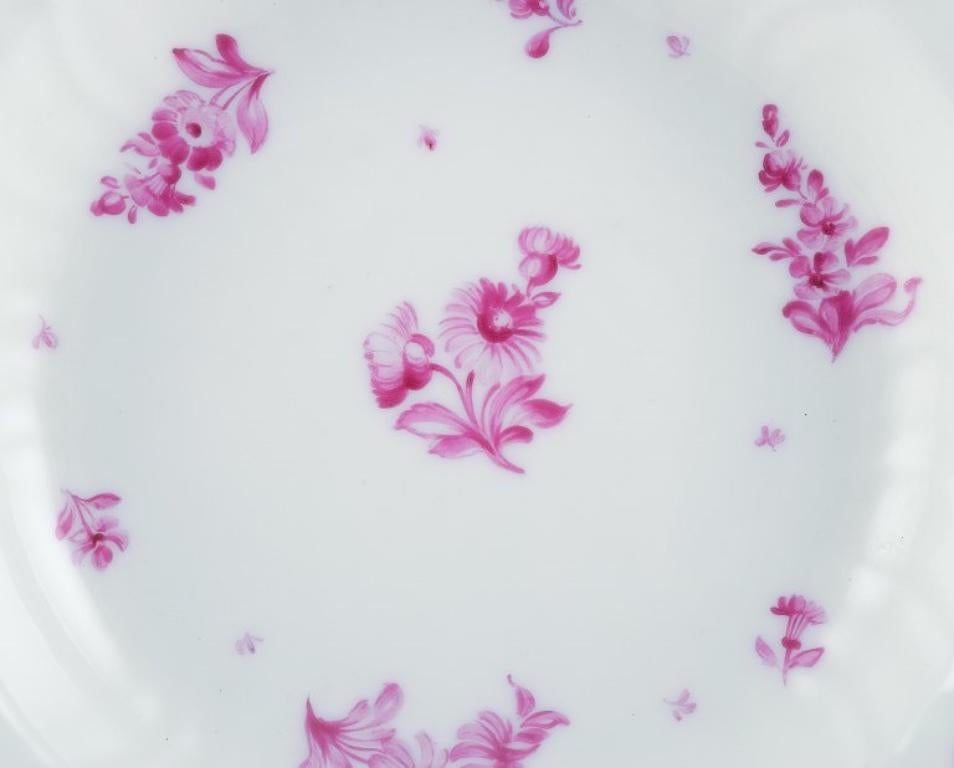 Royal Copenhagen, zwei tiefe Teller, handbemalt mit violetten Blumen und Goldrand. (Dänisch) im Angebot