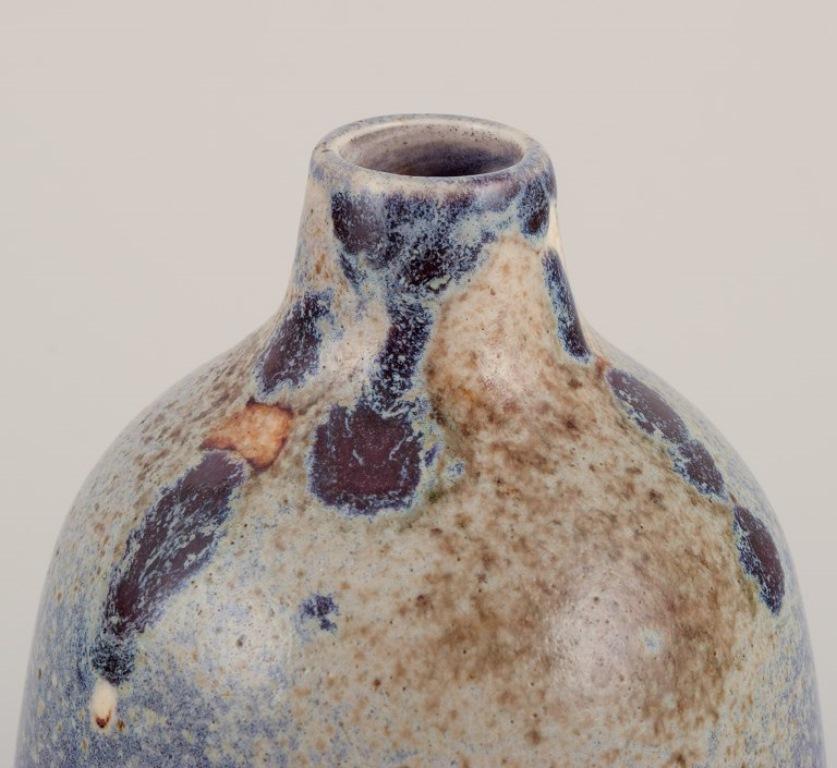 Metà XX secolo Royal Copenhagen. Vaso in ceramica unico nel suo genere.  Smalto Test nei toni del viola. in vendita